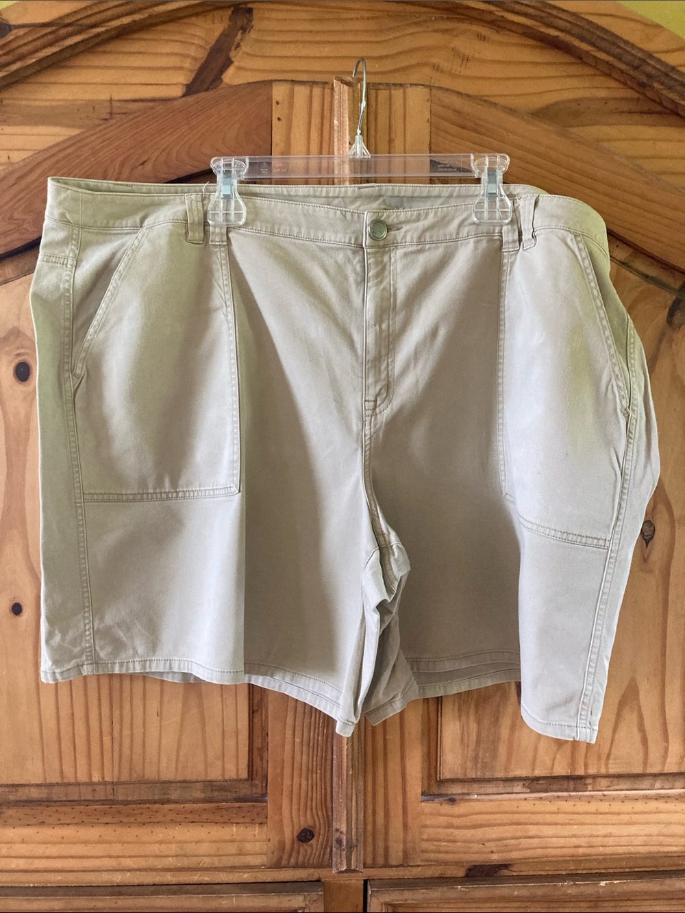 Women's Lane Bryant tan large front pockets chino shorts size 28